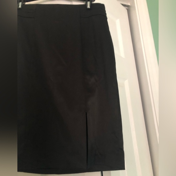 Like new sz 6 WHBM pencil skirt with slit, side zipper. Smooth, shiny w/lining - Picture 3 of 7